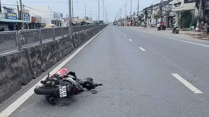 Xe máy tông người đi bộ trên Quốc lộ 1 khiến hai người tử vong