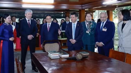 Hai Thủ tướng Việt Nam, Kyrgzystan thăm Nhà sàn Bác Hồ, thưởng thức cà phê Việt Nam