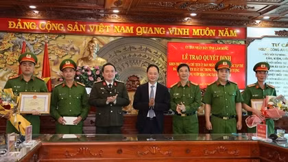 Chủ tịch tỉnh Lâm Đồng tặng Bằng khen lực lượng phá nhanh vụ cướp tiệm vàng