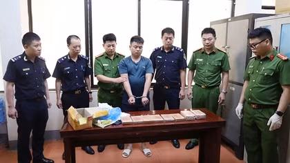 Bắt 3 đối tượng trong vụ vận chuyển 10 bánh heroin
