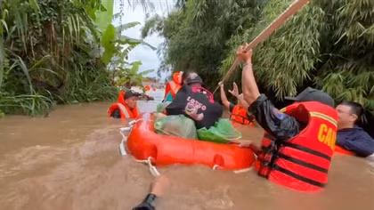 Công an Lâm Đồng xuyên đêm ngược dòng lũ dữ cứu dân