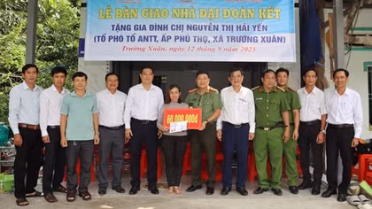 Báo CAND trao nhà đại đoàn kết tặng thành viên tham gia bảo vệ ANTT ở cơ sở