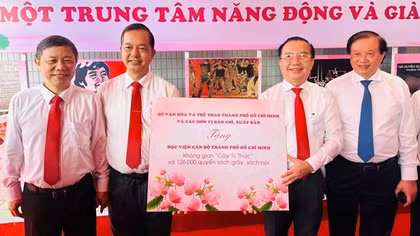 Trao tặng Không gian “Cây tri thức” và 126.000 quyển sách cho Học viện Cán bộ TP Hồ Chí Minh
