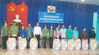 Cục Hồ sơ nghiệp vụ trao quà Tết tặng người nghèo tại Bạc Liêu