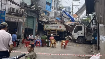 Nổ lò hơi ép kính, ít nhất 4 căn nhà bị ảnh hưởng