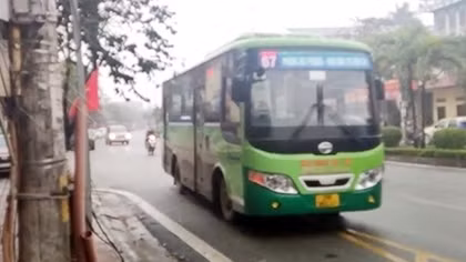 Va chạm nhẹ rồi xông lên tung chưởng với tài xế xe buýt