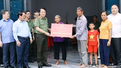 Làm cho dân ấm, làng êm