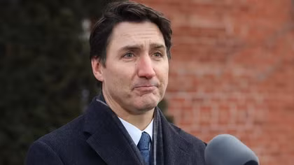 Áp lực nào khiến ông Trudeau thoái lui?