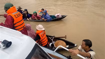 Xúc động hình ảnh CBCS Công an giúp dân vùng tâm lũ Đắk Lắk