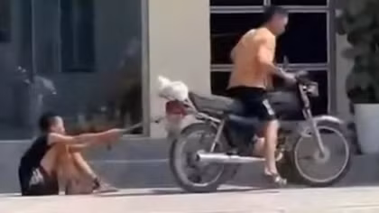 Làm rõ clip cháu bé bị bố xích chân, kéo lê trên đường
