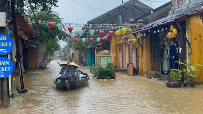 Mưa lũ dồn dập nhấn chìm nhiều tuyến phố Hội An