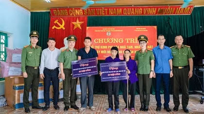 Trao kinh phí hỗ trợ xoá nhà dột nát và xây nhà mới cho 2 hộ dân tại Thái Nguyên