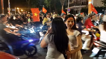 TP Hồ Chí Minh: “Rừng người” đổ xuống đường hát vang mừng vui chiến thắng