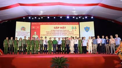 Trung tâm huấn luyện, bồi dưỡng nghiệp vụ và giáo dục nghề nghiệp số 1 đón nhận Huân chương