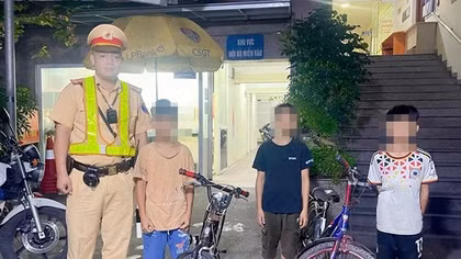 Rủ nhau đi chơi rồi bị lạc, 3 anh em được CSGT giúp đỡ