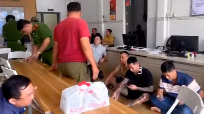 Bắt quả tang nhóm đối tượng làm sổ đỏ giả bán 2 lô đất lấy 8 tỷ đồng