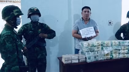 Ngụy trang 26kg ma túy tổng hợp, 10 bánh heroin dưới dạng gói trà