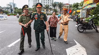 Những cựu chiến binh xúc động giữa rừng cờ, hoa chờ xem diễu binh, diễu hành