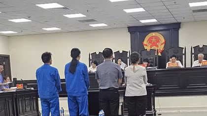 Hai cựu kiểm sát viên lãnh 12 năm tù vì “chạy án”