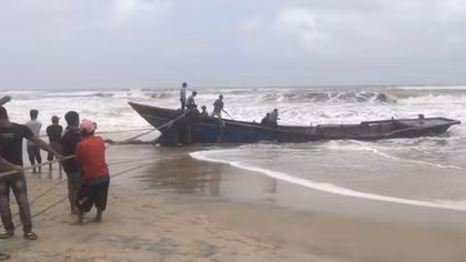 Tàu cá của ngư dân ở Huế bị sóng lớn đánh chìm trên biển