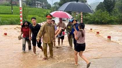 Công an xã vượt lũ hỗ trợ sản phụ chuyển dạ tới bệnh viện