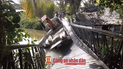 Ô tô chở cọc bê tông làm sập cầu nông thôn ở Sóc Trăng
