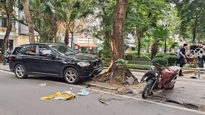 Hà Nội: ô tô tông xe máy, nữ sinh bị thương nặng