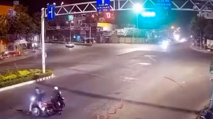 Bắt kẻ dùng kéo đâm nhiều người đi đường