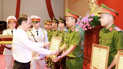 Công an Nghệ An khen thưởng các tập thể, cá nhân có thành tích xuất sắc