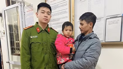 Công an phường Vĩnh Trại giúp bé gái 2 tuổi đi lạc trở về với gia đình