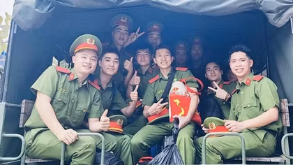 Đoàn tàu SE “Trống hội” chở 800 học viên CSND đến điểm hẹn ga Sài Gòn