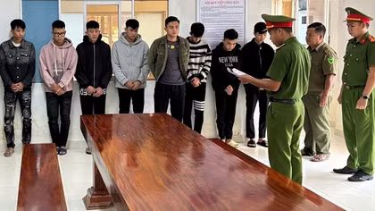 Khởi tố nhóm đối tượng dùng hung khí, vỏ chai bia gây rối trật tự công cộng trong đêm