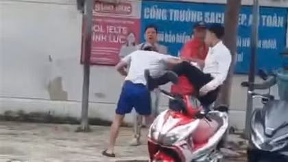 Điều tra người đàn ông hành hung người khác trước cổng trường học ở Nha Trang