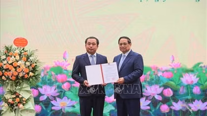 Thủ tướng trao Quyết định bổ nhiệm quyền Bộ trưởng Bộ Nông nghiệp và Môi trường