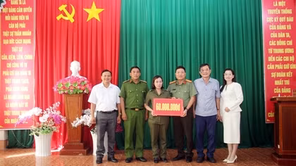Văn phòng Báo CAND khu vực ĐBSCL trao kinh phí xây nhà Đại đoàn kết