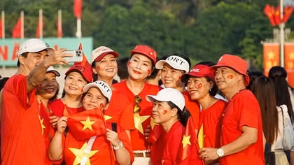 Kho bạc làm xuyên lễ để kịp tặng quà cho người dân