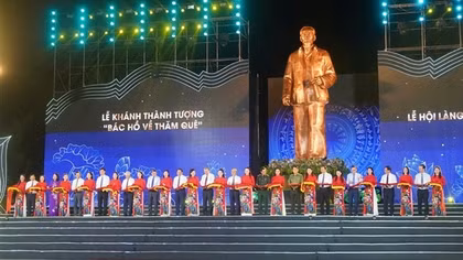 Khai mạc Lễ hội Làng Sen và khánh thành Tượng đài “Bác Hồ về thăm quê”