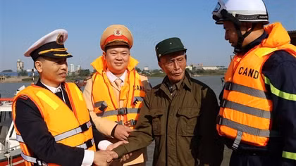 Công an Hà Nội lan tỏa phong trào thi đua “Ba nhất” đến với người dân vạn chài