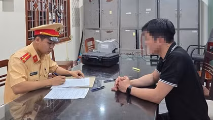 Đi lùi trên cao tốc, tài xế ô tô bị phạt 35 triệu, trừ 10 điểm GPLX