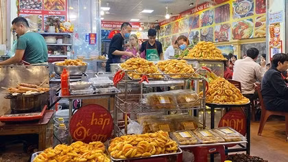 Thức ăn chín không che đậy bán tràn lan tại các di tích, lễ hội