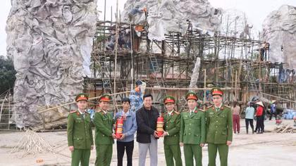 Công an Hà Tĩnh vì một mùa Giáng sinh an lành, ấm áp