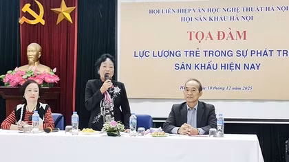 “Thầy già, con hát cũng già”