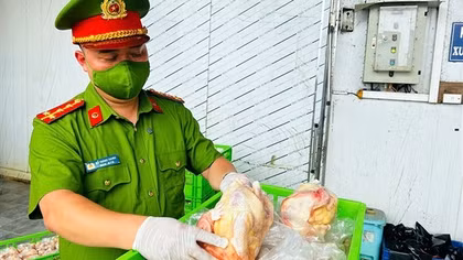 Ngăn chặn khoảng 20 tấn gà “bẩn” tuồn ra thị trường