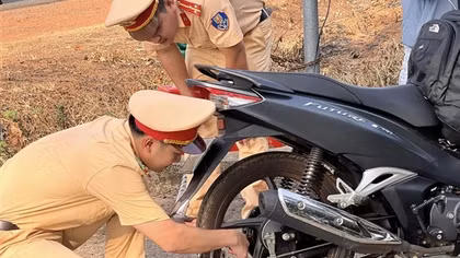 CSGT “Bơm hơi miễn phí - Vá vỏ tận nơi”