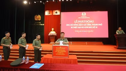 Công an Hà Nội chung tay sẻ chia, ủng hộ đồng bào bị thiệt hại do bão số 10