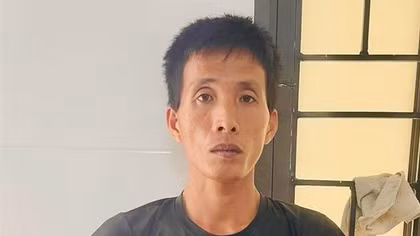 Bắt khẩn cấp cha dượng bạo hành dã man con riêng của vợ