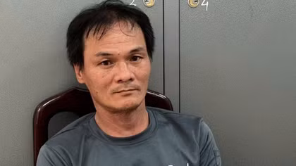 Dùng lưỡi liềm khống chế người phụ nữ để cướp dây chuyền