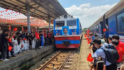 Đà Nẵng đón hai đoàn tàu Thống Nhất mừng 50 năm ngày non sông liền một dải