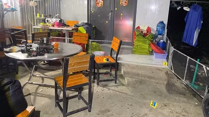 Bị chồng thách thức, vợ xông đến bàn nhậu rạch mặt “hoa lạ”