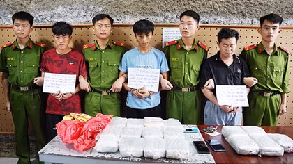 Bắt giữ ba đối tượng vận chuyển 50 bánh hồng phiến